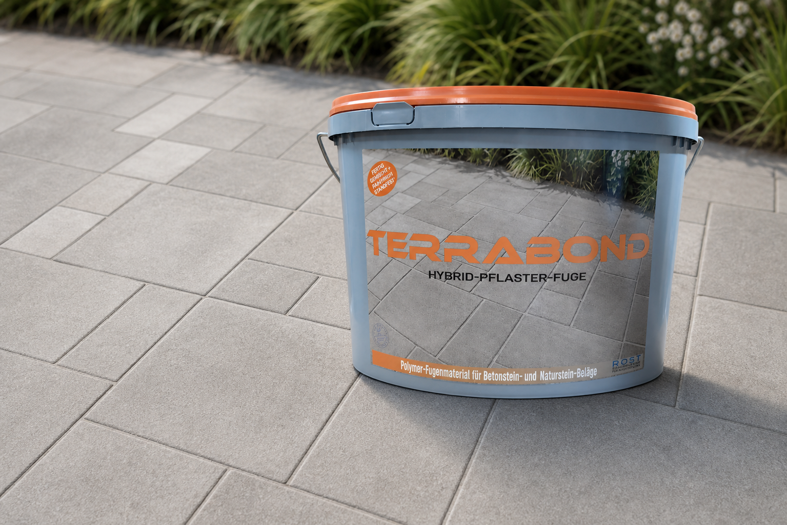 TERRABOND-Gebinde auf einer sauber verfugten grauen Pflasterfläche